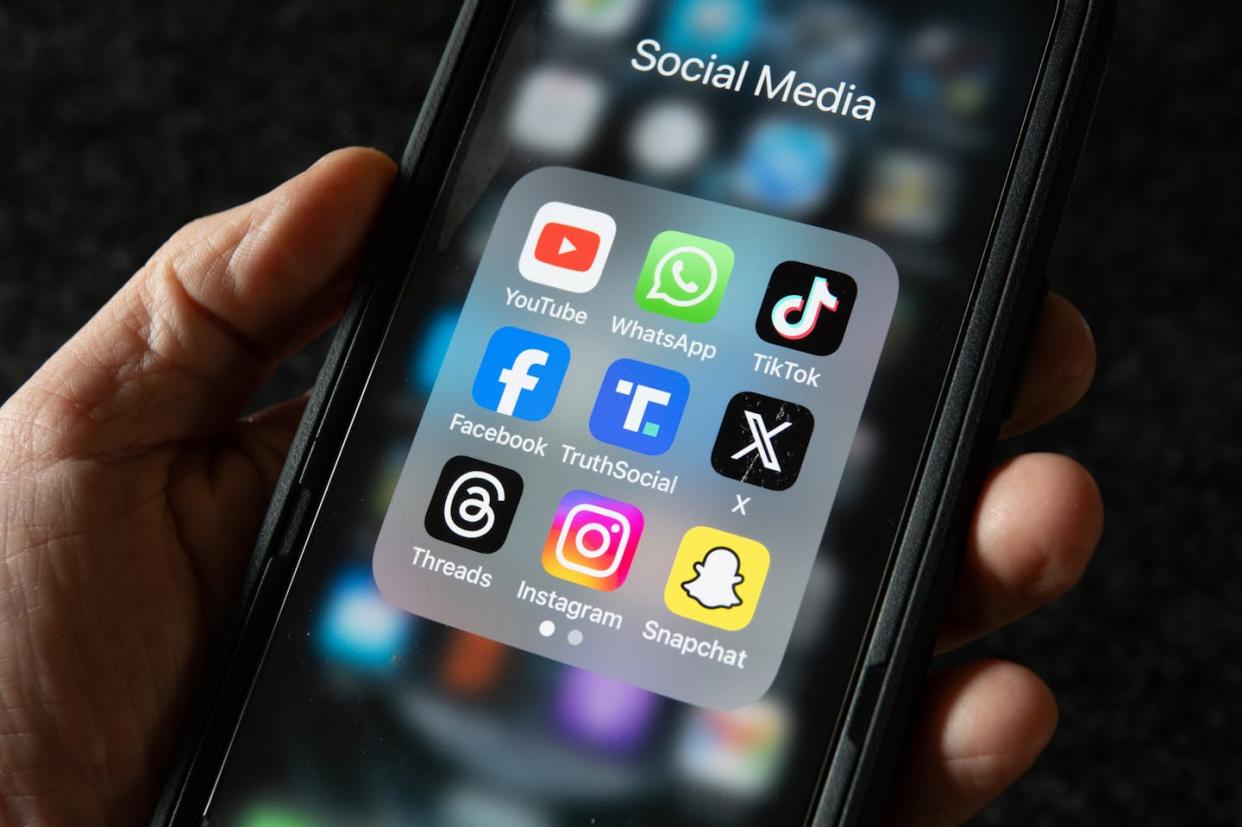 Social media companies are doing a poor job of telling you who is responsible for the political ads you see. <a href="https://www.gettyimages.com/detail/news-photo/in-this-photo-illustration-a-smartphone-screen-displays-the-news-photo/2149436412" rel="nofollow noopener" target="_blank" data-ylk="slk:Anna Barclay/Getty Images;elm:context_link;itc:0;sec:content-canvas" class="link ">Anna Barclay/Getty Images</a>