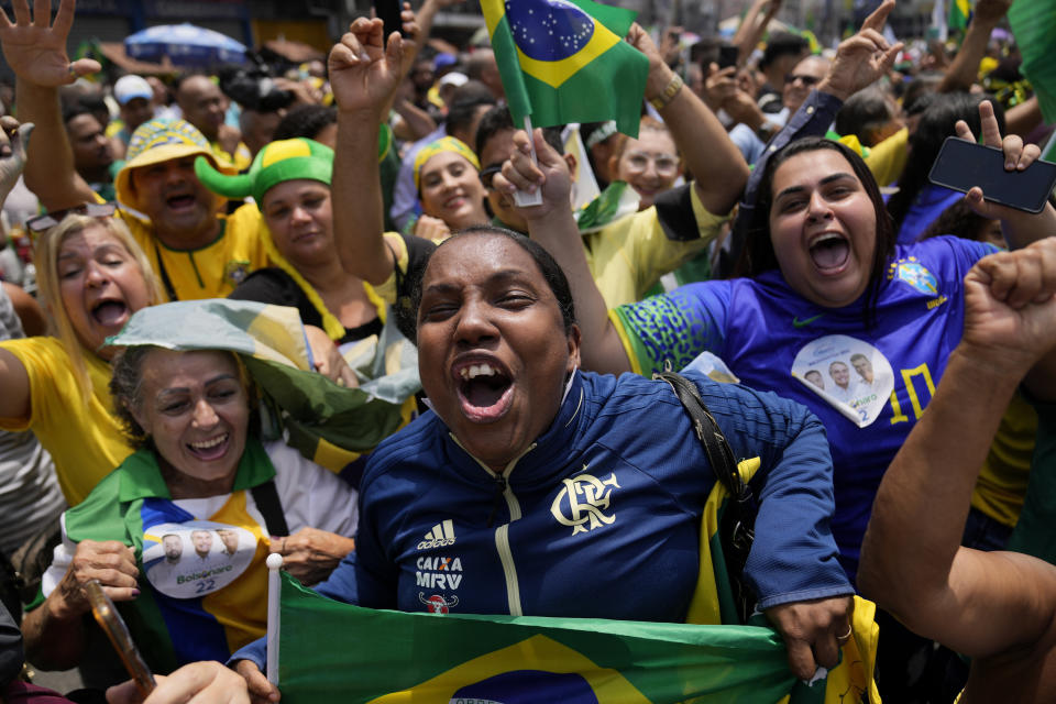 Simpatizantes del presidente brasileño Jair Bolsonaro asisten a su acto de campaña para la reelección el viernes 14 de octubre de 2022 en Duque de Caxias, en el estado de Río de Janeiro, Brasil. (AP Foto/Silvia Izquierdo)