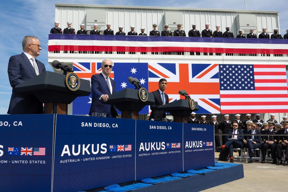 2023年在美國聖地亞哥的洛馬海軍基地，澳洲總理艾班尼斯、美國總統拜登、英國首相蘇納克就AUKUS三方安全夥伴關係發表談話。今年4月8日美英澳國防部長發出聯合聲明，在第二支柱發展先進能力方面，考量到日本與美英澳原本就有密切的雙邊國防合作關係，因此AUKUS考慮與日本在第二支柱合作。 圖：翻攝自英國首相蘇納克推特(資料照) 