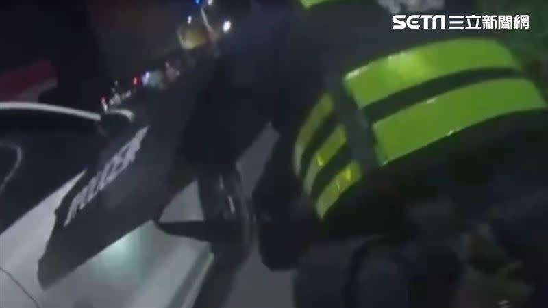 警方擊破何男車輛車窗。（圖／翻攝畫面）