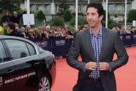 Von 1994 bis 2004 war er in "Friends" zu sehen. Jetzt hat sich David Schwimmer natürlich weiterentwickelt. Er ist nicht nur Schauspieler, sondern auch Regisseur - und seit ein paar Jahren auch Vater einer Tochter. (Bild: Francois Durand/Getty Images)