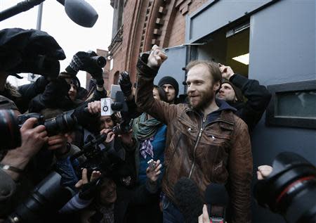 Photographer Denis Sinyakov of Russia gestures to the media after being released from prison in St. Petersburg November 21, 2013. REUTERS/Alexander Demianchuk