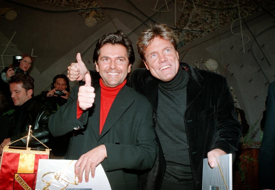 <p>1998 rauften sich Dieter Bohlen und Thomas Anders für ein Comeback von Modern Talking zusammen. Für beide begann eine weitere erfolgreiche Zeit – das Album “Back For Good” erreichte Platz eins der Charts. Auch die Zeit der langen Haare war für Dieter Bohlen ein für alle Mal vorbei. (Bild: Getty Images) </p>