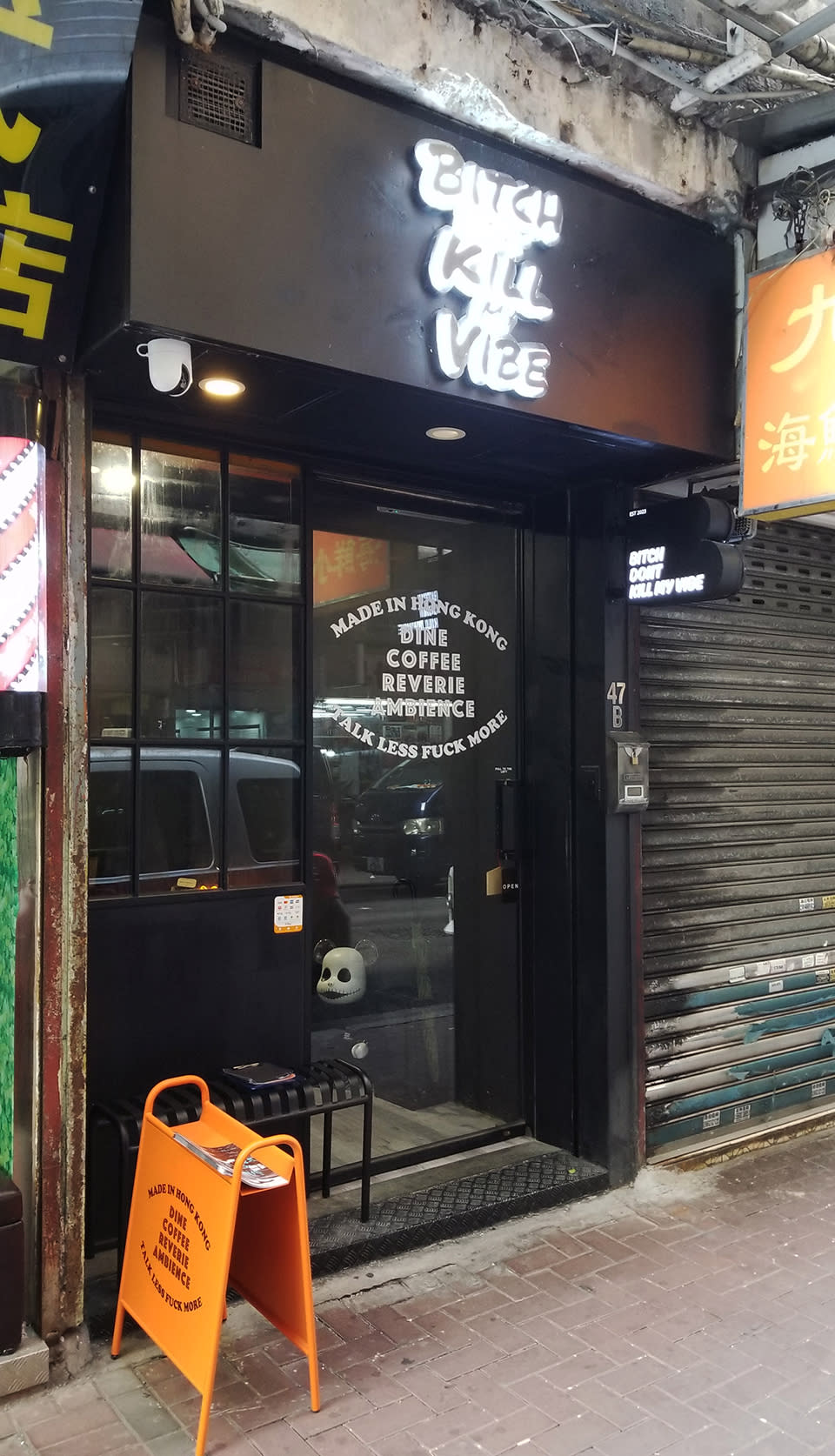 土瓜灣cafe︱型格全黑咖啡店 黑色炸豬扒包+巨型安格斯漢堡包+竹炭latte 