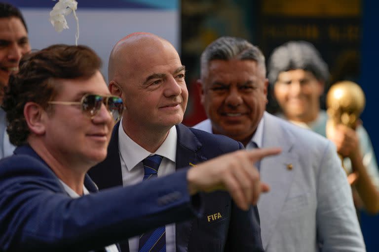 La Conmebol realiza un homenaje a Diego Maradona, al cumplirse otro aniversario de su muerte, en Doha, Qatar
Gianni Infantino, Alejandro Domínguez y Chiqui Tapia