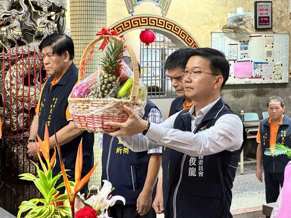 江俊龍主委代表盧市長向五穀爺獻禮。   台中市政府/提供