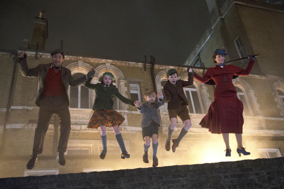 De izquierda a derecha Lin-Manuel Miranda, Pixie Davies, Joel Dawson, Nathanael Saleh y Emily Blunt en "Mary Poppins Returns" en una imagen proporcionada por Dinsey. (Jay Maidment/Disney via AP)