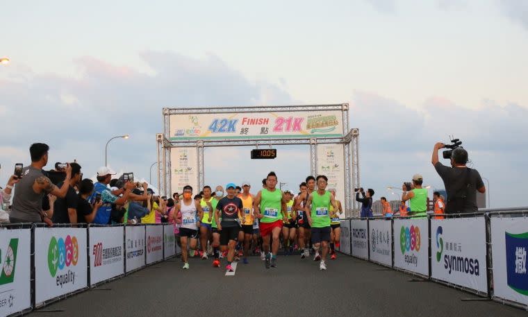 臺北國道馬拉松是疫情期間亞洲首場AIMS國際認證馬拉松，今天上午在陽光下盛大開跑。中華民國路跑協會提供