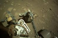 <p><b>4 mars.</b> Le robot Perseverance fait les premiers tests de sa caméra française, SuperCam.</p>