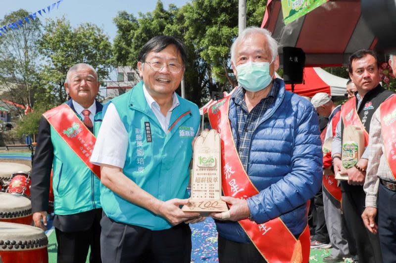 梅山太平國小喜迎百歲生日　百位傑出校友返校同歡  