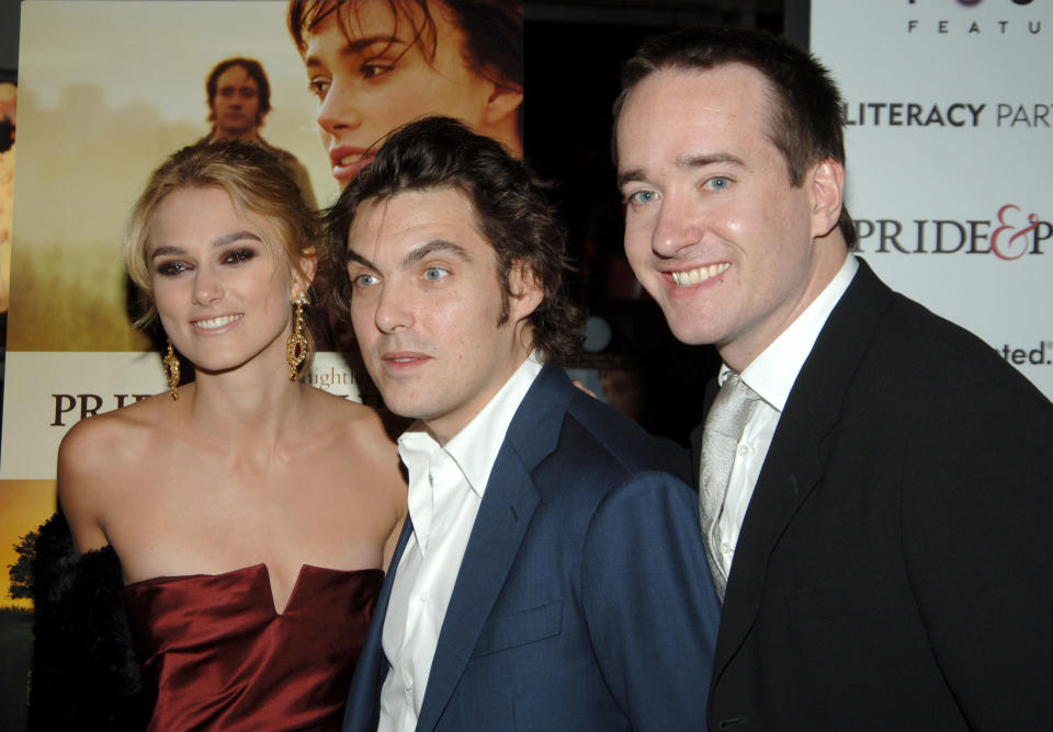 Keira Knightley, el director Joe Wright y Matthew Macfayden promocionando 'Orgullo y prejuicio'. (Foto de Dimitrios Kambouris/WireImage)