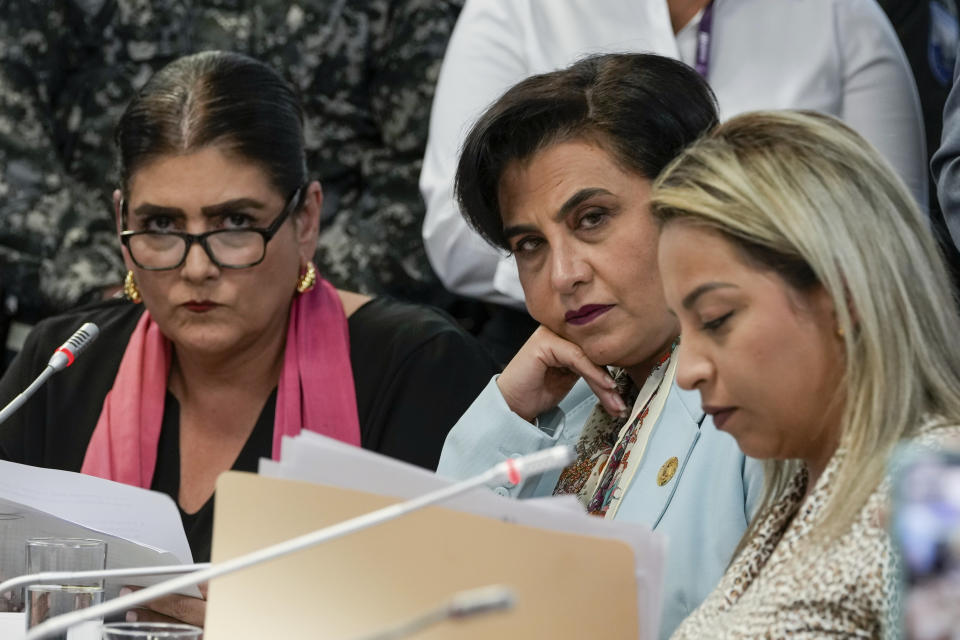 La ministra del Interior, Mónica Palencia, a la izquierda; la canciller Gabriela Sommerfeld y la legisladora Raysa Corral comparecen ante una comisión de la Asamblea Nacional para explicar el allanamiento a la embajada de México en Quito, Ecuador, el miércoles 10 de abril de 2024. (AP Foto/Dolores Ochoa)