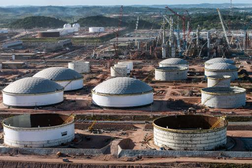 Una refinería de petróleo en construcción en Recife, Brasil, en una imagen del 15 de abril de 2013 (AFP/Archivos | Yasuyoshi Chiba)