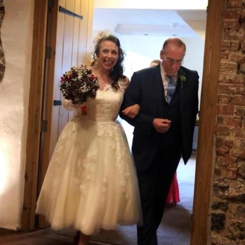 Natasha el día de su boda con su padre.