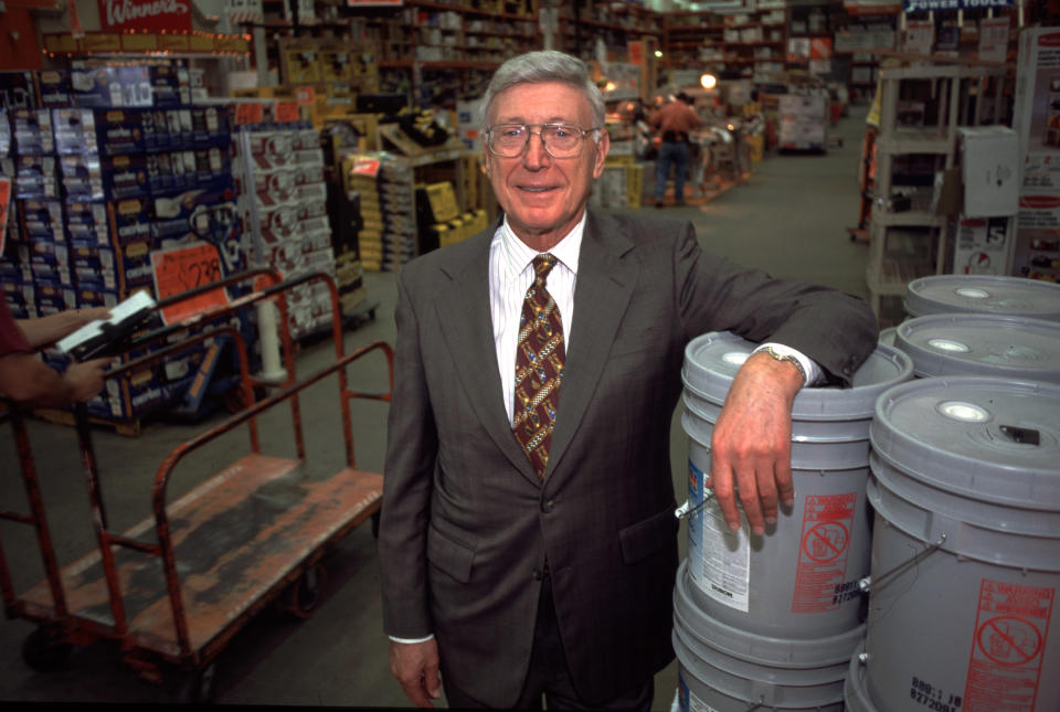 Bernie Marcus, alors PDG de Home Depot, pose pour un portrait dans un magasin Home Depot le 15 octobre 1998. (Photo par Erik Lesser/Liaison)