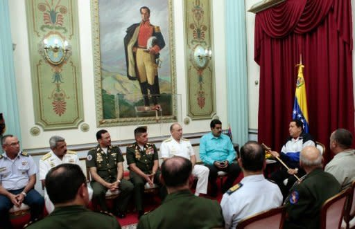 El presidente venezolano, Hugo Chávez, advirtió al mando militar contra eventuales planes desestabilizadores antes de partir el lunes a Cuba para operarse de nuevo contra el cáncer, pero se mostró confiado en que deja el país en las "buenas manos" de su cúpula política y militar. (AFP/Presidencia | ho)