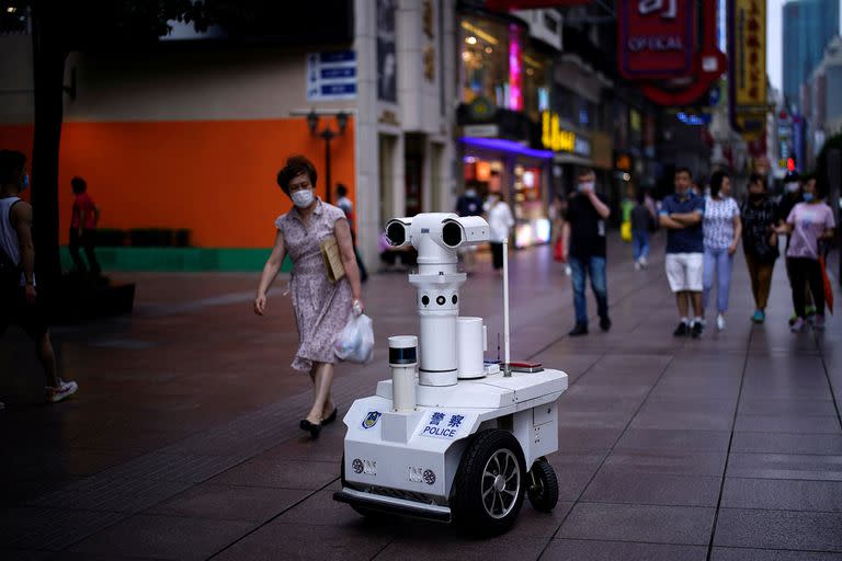 A police robot keeps watch on a shopping street in Shanghai, following the coronavirus disease (COVID-19) outbreak, China June 16, 2020. REUTERS/Aly