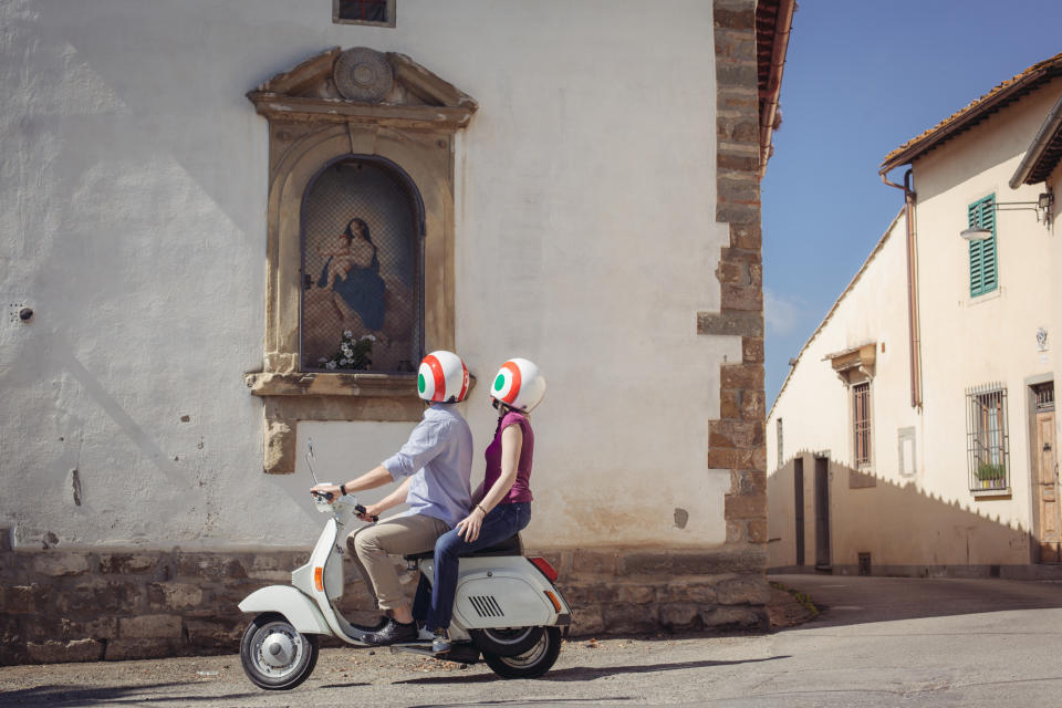 Turisti in viaggio in Italia, liberi dall’ufficio e dalla catena di montaggio (foto d’archivio Getty Images)