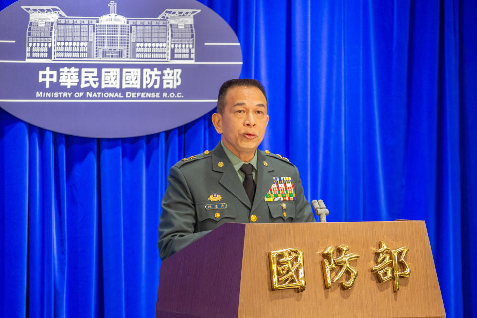 陸軍司令部參謀長陳建義中將說明1年期義務役入伍接訓整備概況。（圖／國防部提供）