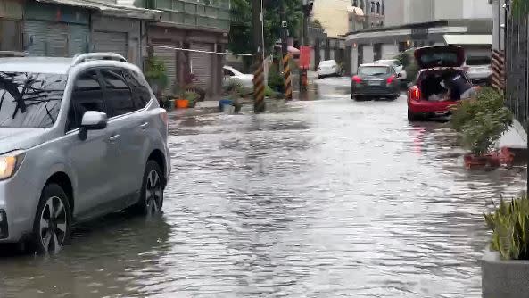 許多民眾擔心愛車泡水，將車駛離。（圖／翻攝畫面）