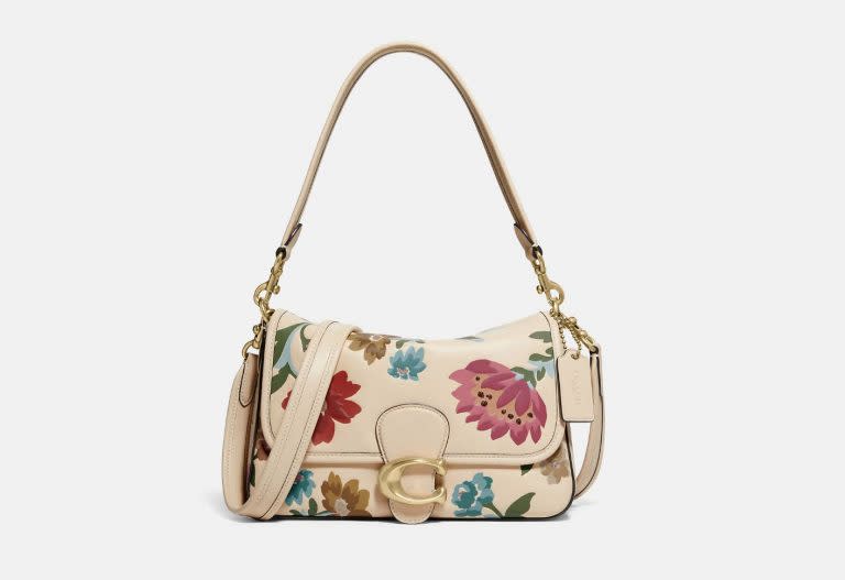 Bolso de hombro Soft Tabby de Coach con estampado floral. (Foto: Coach)