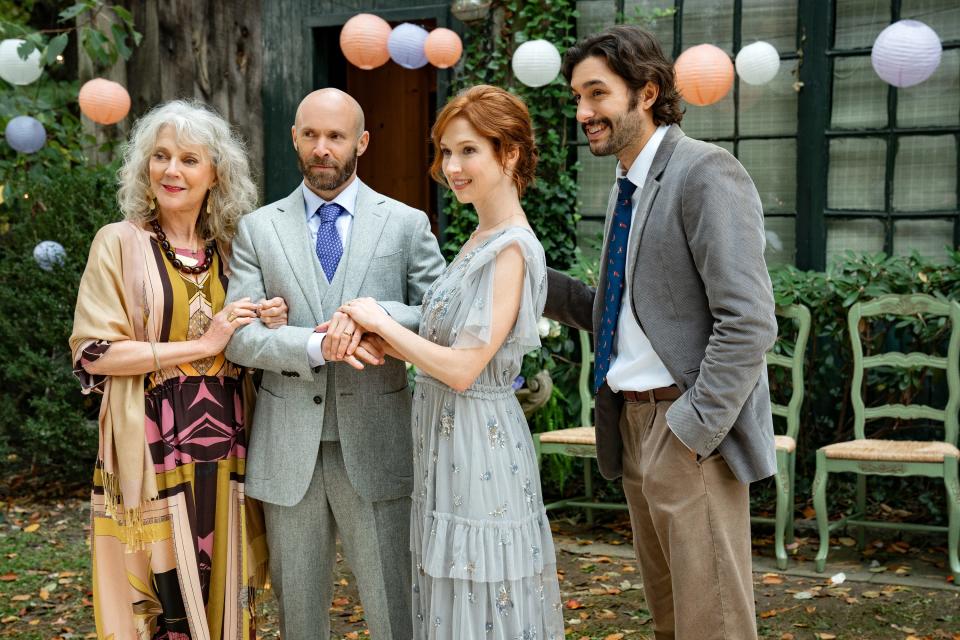 Blythe Danner as Gigi, left, Aaron Weiner as Mike, Ellie Kemper as Helen and Alexander Koch as Duncan in a scene from Netflix's "Happiness for Beginners."