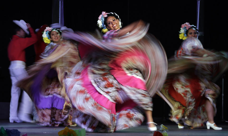 ARCHIVO - En esta fotografía de archivo del 5 de mayo de 2015, bailarines del estado mexicano de Jalisco presentan su espectáculo con motivo de esa efeméride mexicana, en Portland, Oregon. (AP Foto/Don Ryan, archivo)