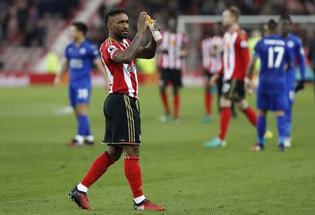 Britain Football Soccer - Sunderland v Leicester City - Premier League - The Stadium of Light - 3/12/16 Sunderland's Jermain Defoe applauds fans after the game Reuters / Russell Cheyne Livepic