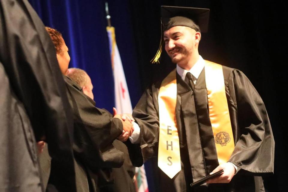 Kenny Rodríguez, graduado de Edison High, fue uno de los 103 estudiantes de último año de las 11 escuelas preparatorias del Distrito Escolar Unificado de Fresno que participaron en la ceremonia de graduación de verano celebrada en el Audra McDonald Theater de Roosevelt High School, el viernes 14 de julio.