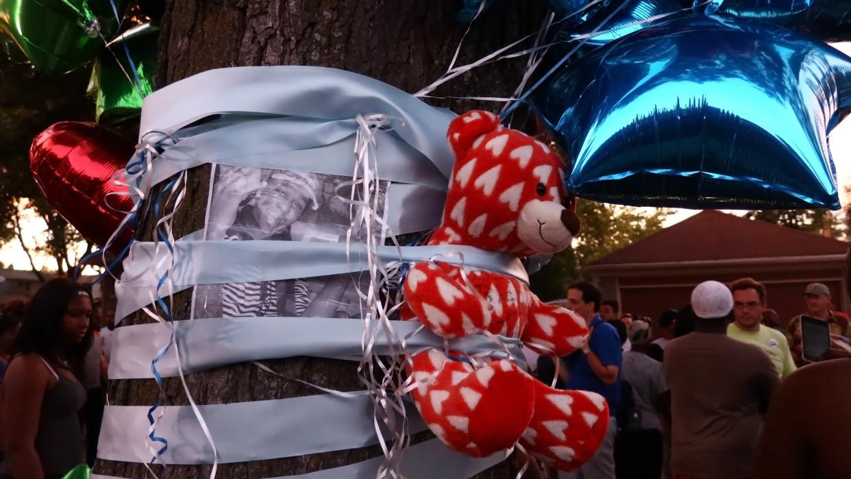 A teddy bear is seen on a tree during a commemoration ceremony held for Sylville Smith, who was shot and killed by a police officer in Milwaukee last year. (Photo: Anadolu Agency via Getty Images)