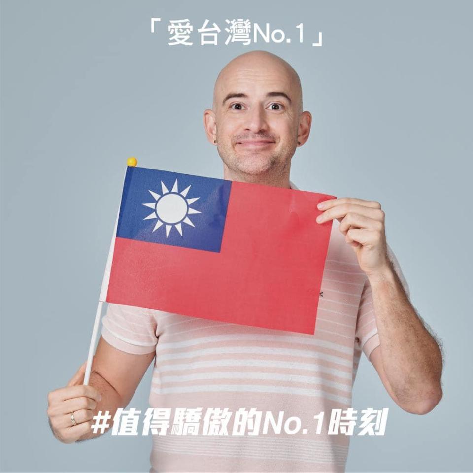 吳鳳2018年取得中華民國身分證，成為台灣人。（圖／翻攝自吳鳳臉書）