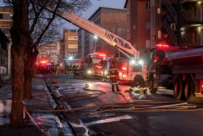 Bomberos trabajan en la escena de un incendio mortal en las primeras horas de la mañana, en Johannesburgo, Sudáfrica