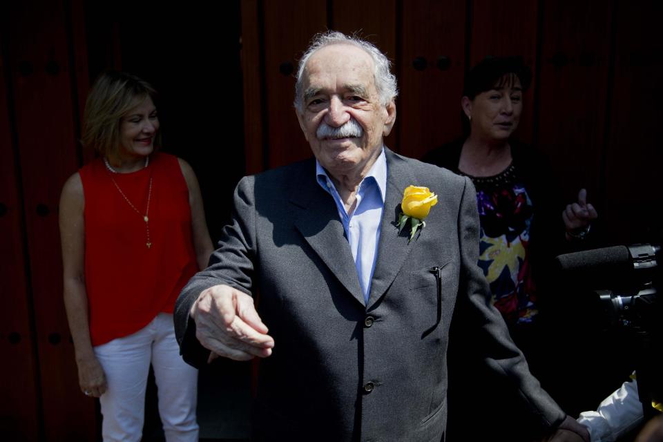 En esta foto del 6 de marzo de 2014, el laureado novelista colombiano Gabriel García Márquez saluda a sus admiradores y a reporteros fuera de su casa en el día de su cumpleaños 87 en ciudad de México. García Márquez murió el jueves 17 de abril de 2014 en su casa en la Ciudad de México.(AP Photo/Eduardo Verdugo, File)