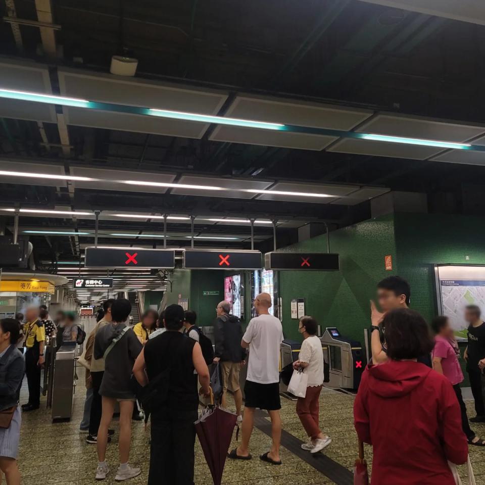 受九號風球影響，葵芳站關閉後，大批市民無法入閘。（相片來源：葵衷區報）