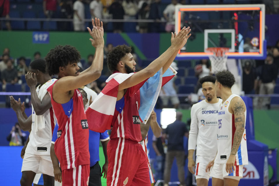 Puerto Rico celebra tras vencer a República Dominicana en el primer duelo de la segunda ronda de la Copa Mundial de baloncesto el viernes primero de septiembre del 2023. (AP Foto/Aaron Favila)