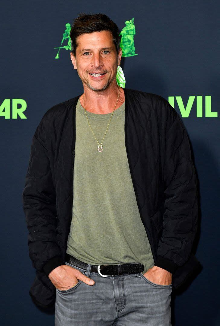 El actor estadounidense Simon Rex, parte del elenco de Guerra Civil, fue el más descontracturado a la hora de elegir look: optó por un jean y una remera de algodón