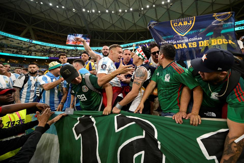 <p>Fans de México y Argentina discuten por la colocación de sus respectivas banderas en la primera fila del Estadio Lusail de Qatar,. Foto: JUAN MABROMATA/AFP via Getty Images</p> 