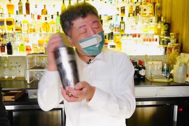 ▲民進黨台北市長參選人陳時中赴gay bar，除了學習調酒以外，更被強吻。（圖／翻攝自陳時中臉書）