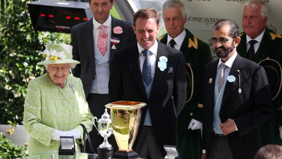 Reina Isabel II y el jeque Mohammed bin Rashid al Maktoum en 2019.