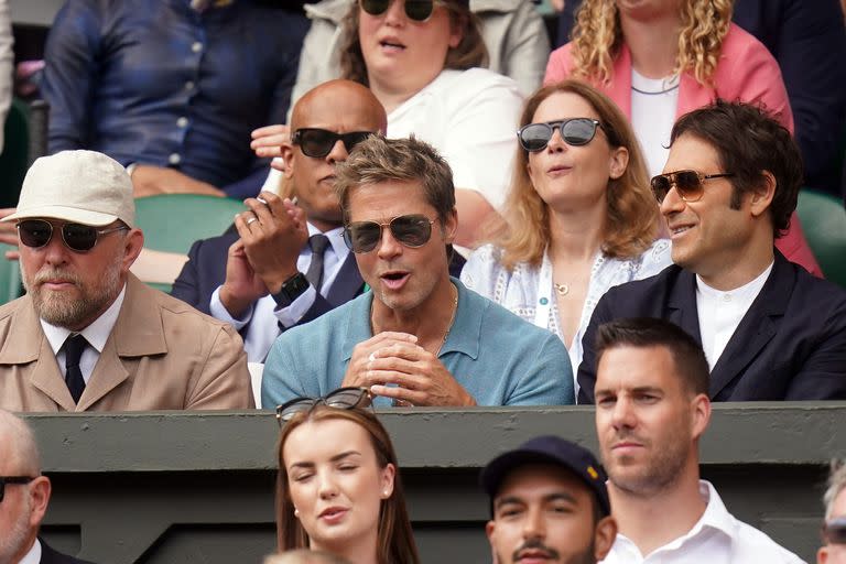 Muy atento, el actor contrarrestó los nervios del partido comiendo papas fritas mientras no se perdía detalle junto al director Guy Ritchie, con quién bromeó durante todo el encuentro