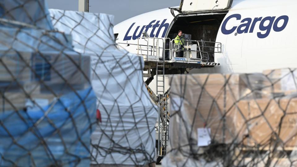 Eine MD-11 der Lufthansa Cargo wird auf dem Vorfeld des Frankfurter Flughafens beladen.