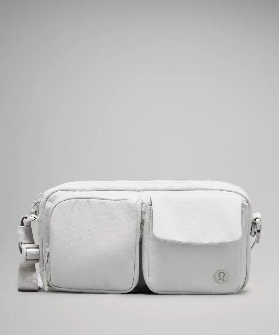 Lululemon袋比瑜珈服更搶手？7款人氣Lululemon袋推薦，這款裝到13吋電腦的半月包差點賣斷市