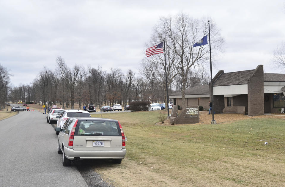 <p>Authorities investigate the scene of school shooting, Jan 23, 2018, in Benton, Ky. (Photo: Stephen Lance Dennee/AP) </p>