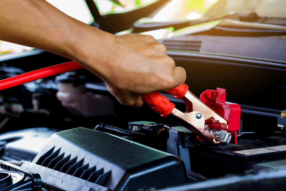 Praktisch, wenn man bei einer leeren Batterie ganz einfach selbst Hand anlegen kann! (Bild: Getty Images)