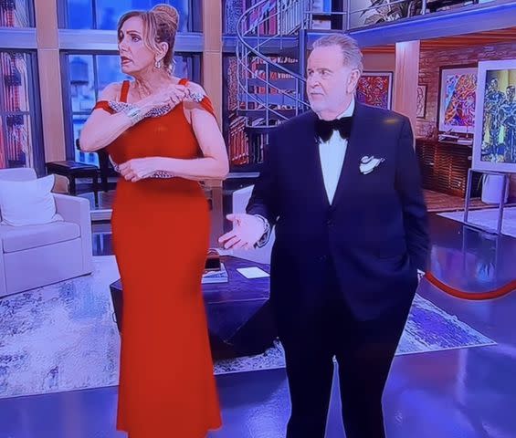 <p>El gordo y la flaca</p> Lili Estefan se quita el vestido en El gordo y la flaca