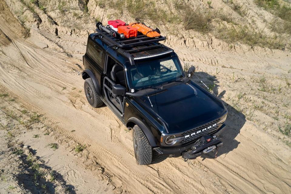 <p>The Trail Rig is based on the two-door Badlands Bronco. That's a Yakima LockNLoad Platform roof rack. </p>