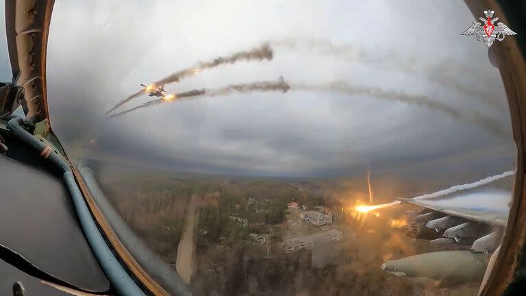 En esta foto tomada de un video difundido por el Servicio de Prensa del Ministerio de Defensa de Rusia el lunes 22 de enero de 2024, se ve un avión de guerra Su-25 desde la cabina de otro avión similar mientras lanzan cohetes en una misión sobre Ucrania. 