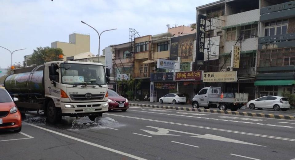 台南市水情燈號一日轉為橙燈減量供水，市府灑水車都是使用回收水。（記者吳孟珉攝）