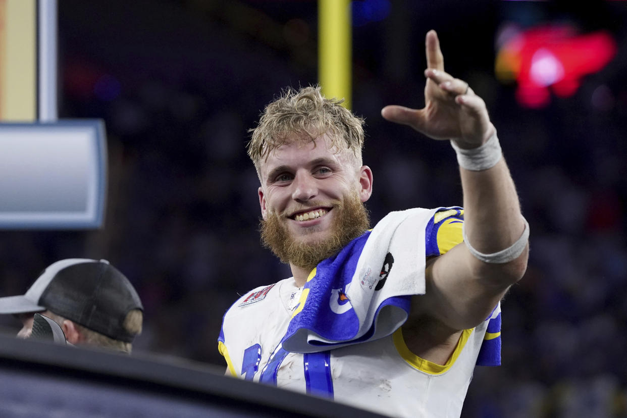 El receptor abierto de Los Angeles Rams Cooper Kupp (10) celebra tras la victoria contra los Cincinnati Bengals en el Super Bowl 56, el domingo 13 de febrero de 2022 en Inglewood, CA. Los Rams superaron a los Bengals 23-30. (AP Foto/Doug Benc)