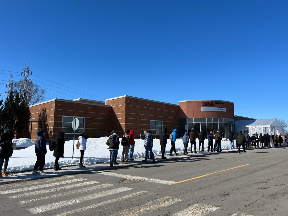 Despite Quebec's automobile insurance board providing additional personnel Monday, long lineups of customers were still seen outside various branches, such as this one at SAAQ Henri-bourassa in Montreal's Ahuntsic-Cartierville borough. (Chloë Ranaldi/CBC - image credit)